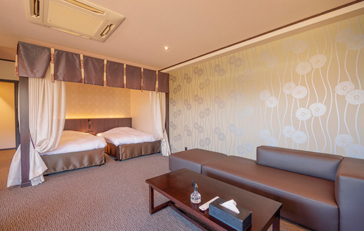 A comfortable room that blends the refinement of the Heian period with modern comfort.